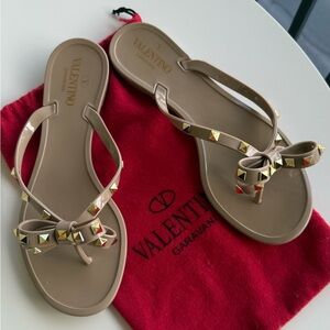 Valentino Garavani Tan Rockstud with Bow Sandals / Flip Flops